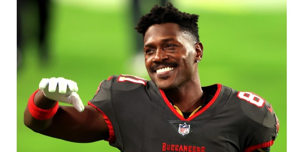Brown reste derrière les Buccaneers de Tampa Bay pour aider Brady